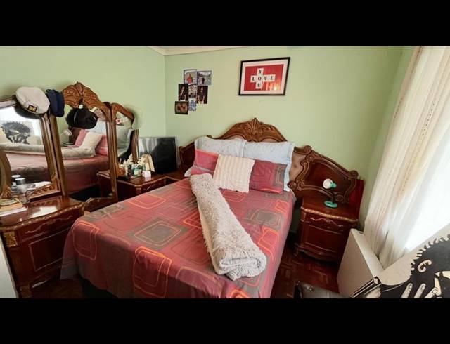 3 BEDROOM HOUSE FOR SALE IN BISLEY
